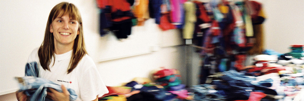 Sozialarbeit - Kleiderkammer Bundesweit versorgen viele DRK-Kleiderkammern Millionen von Menschen mit gut erhaltener Kleidung und Schuhen und vielen weiteren Gütern zur materiellen Grundversorgung. Wir helfen Menschen in Notlagen und schwierigen sozialen Situationen schnell und unbürokratisch mit diesem Angebot.